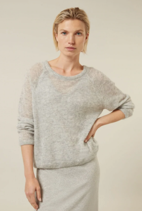 Loose thin knit sweater logo